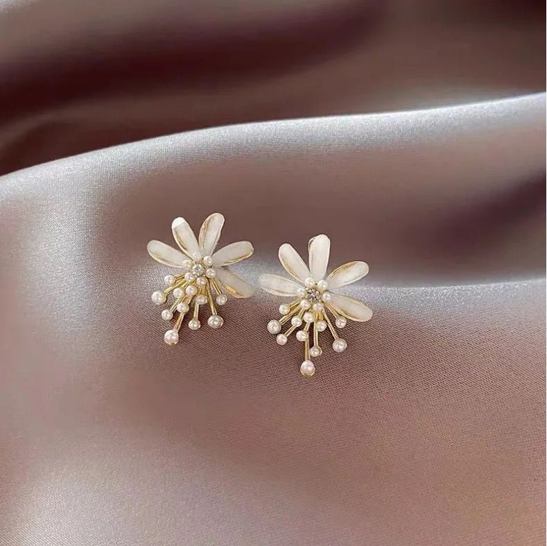 Daisy Pearl Detailed Stud Earrings