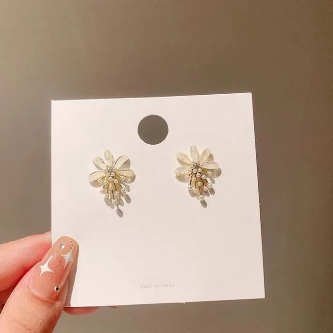 Daisy Pearl Detailed Stud Earrings