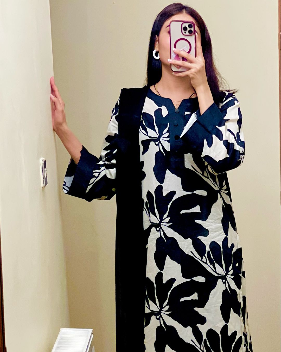 Vastramaniaa Women's Black & Creme Premium Cotton Kurta and Trouser Set