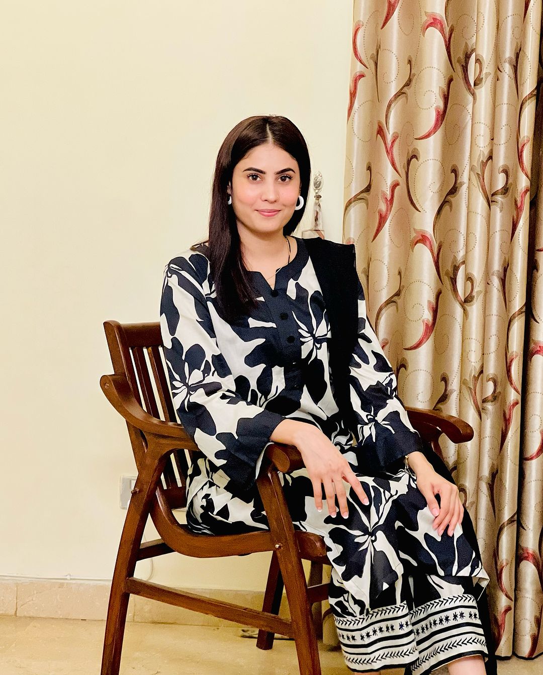 Vastramaniaa Women's Black & Creme Premium Cotton Kurta and Trouser Set
