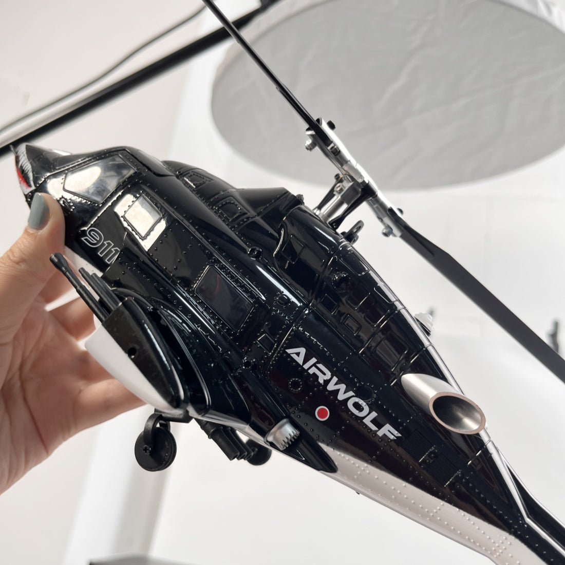 WOLFBUSH AW-911 Airwolf 1/34 Scale 2.4G 9CH Flybarless RC Helicopter Model with 6G/3D Stunt Mode and GPS Positioning (RTF Version/ Mode 1/Mode 2 Switchable)