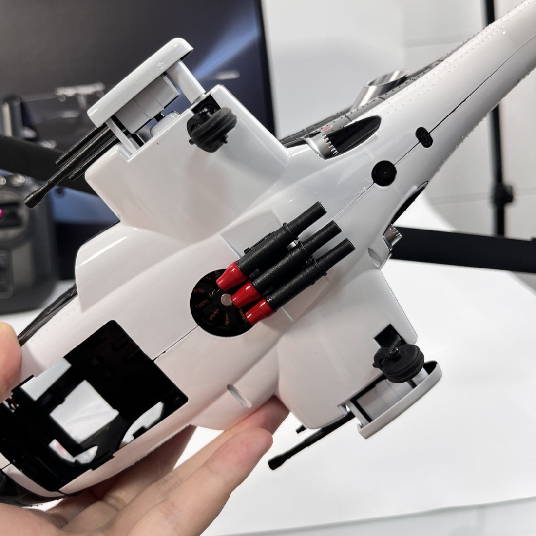 WOLFBUSH AW-911 Airwolf 1/34 Scale 2.4G 9CH Flybarless RC Helicopter Model with 6G/3D Stunt Mode and GPS Positioning (RTF Version/ Mode 1/Mode 2 Switchable)