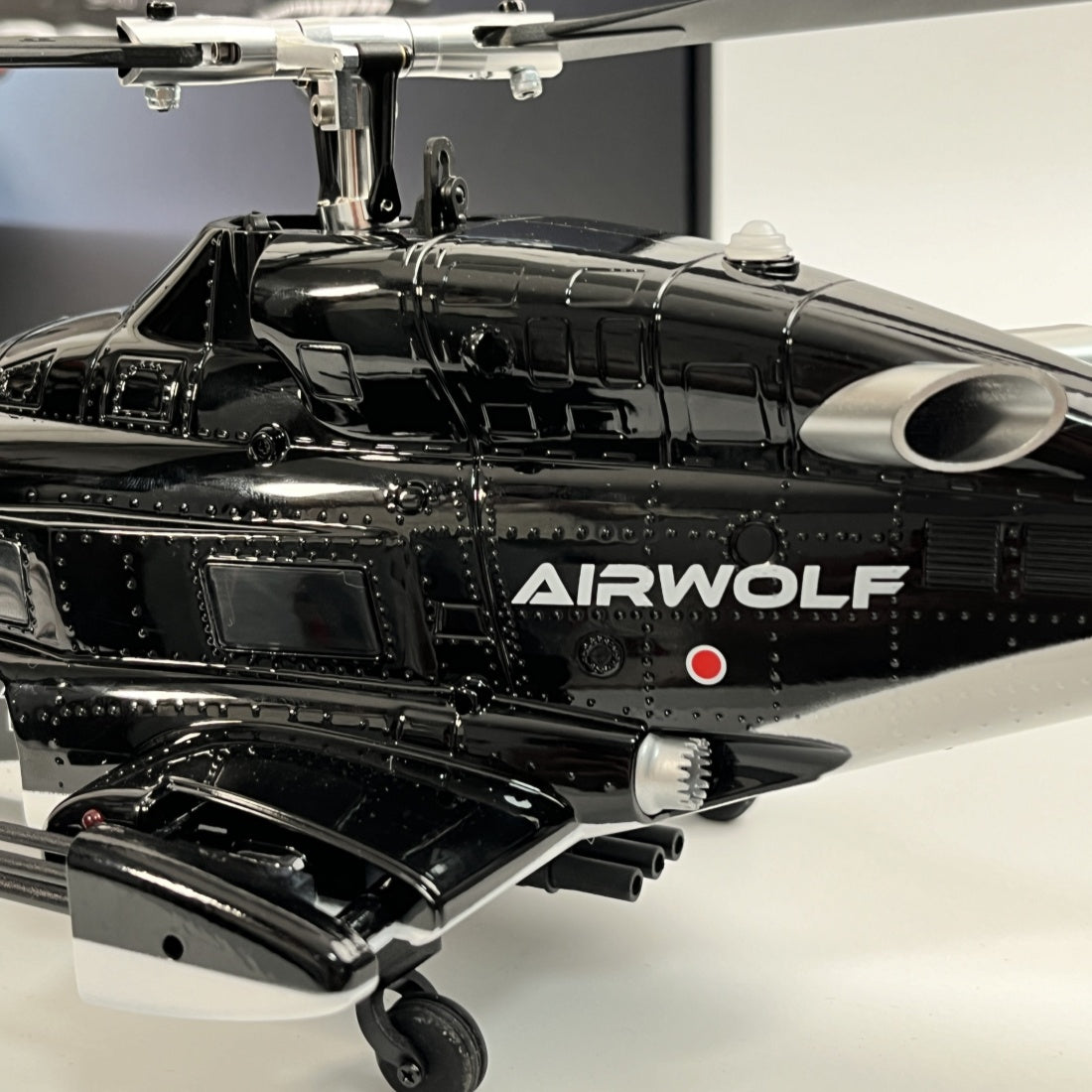 WOLFBUSH AW-911 Airwolf 1/34 Scale 2.4G 9CH Flybarless RC Helicopter Model with 6G/3D Stunt Mode and GPS Positioning (RTF Version/ Mode 1/Mode 2 Switchable)