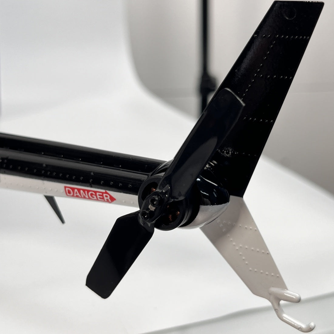 WOLFBUSH AW-911 Airwolf 1/34 Scale 2.4G 9CH Flybarless RC Helicopter Model with 6G/3D Stunt Mode and GPS Positioning (RTF Version/ Mode 1/Mode 2 Switchable)
