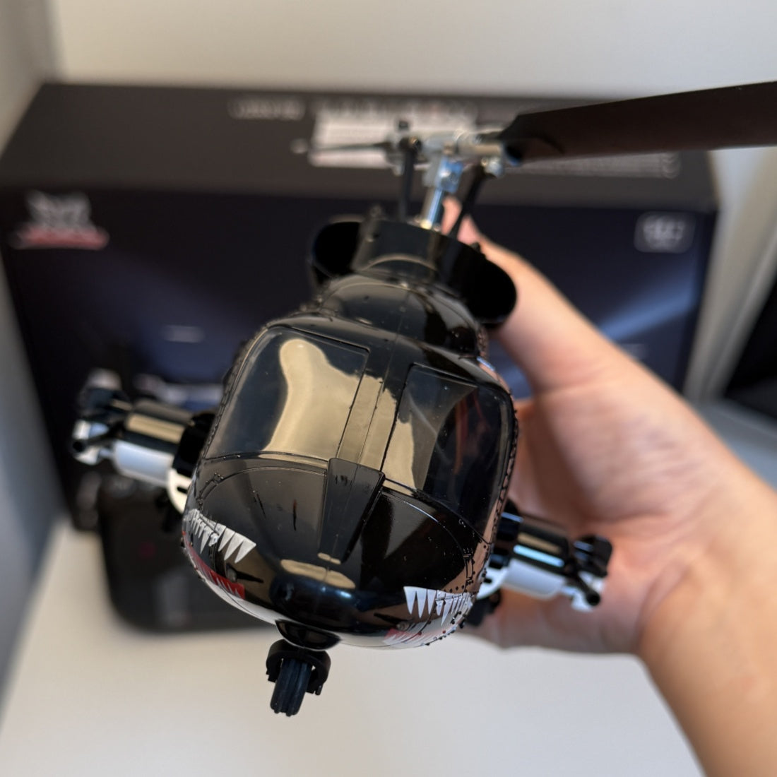 WOLFBUSH AW-911 Airwolf 1/34 Scale 2.4G 9CH Flybarless RC Helicopter Model with 6G/3D Stunt Mode and GPS Positioning (RTF Version/ Mode 1/Mode 2 Switchable)